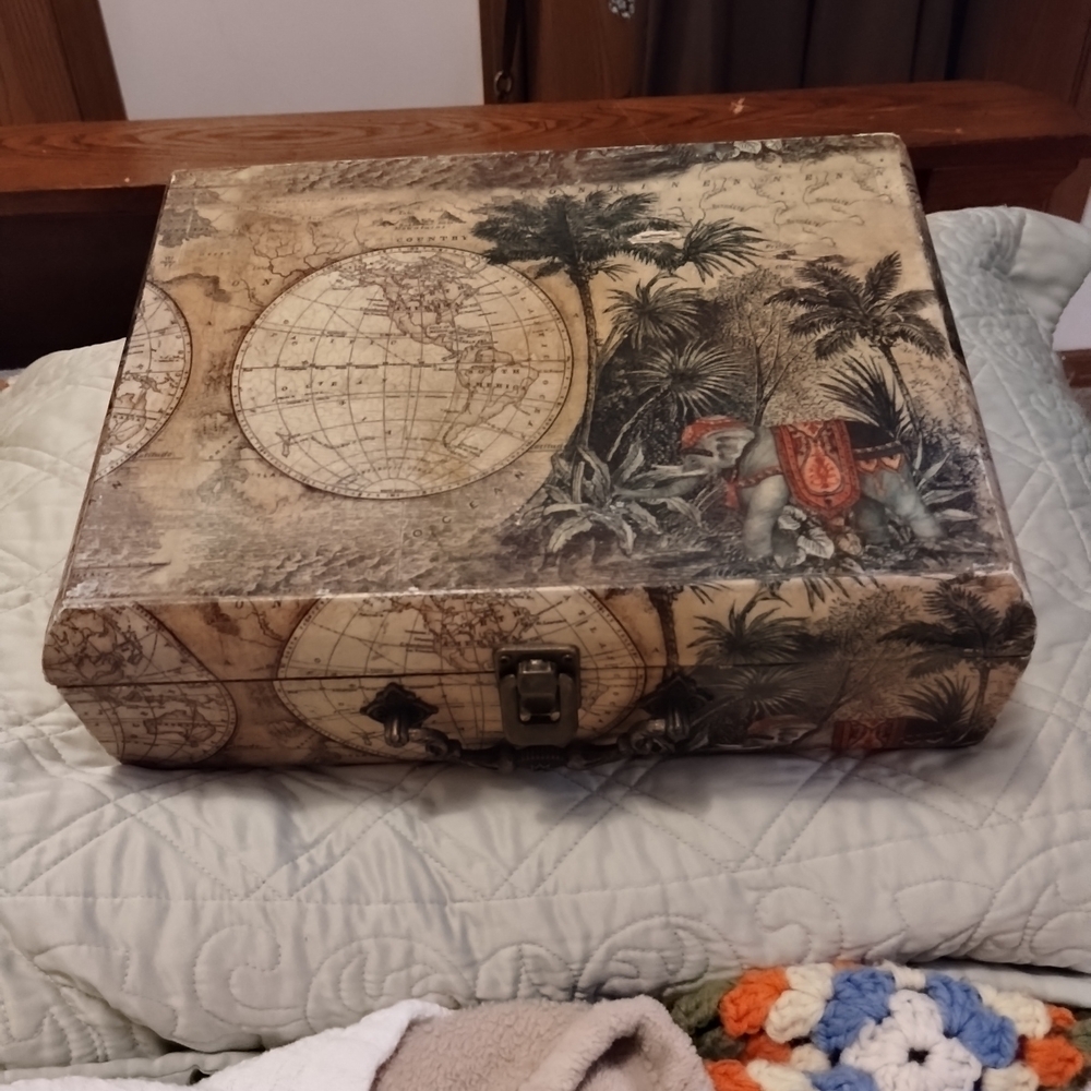 World Map Design Storage Box - Picture 2 of 6